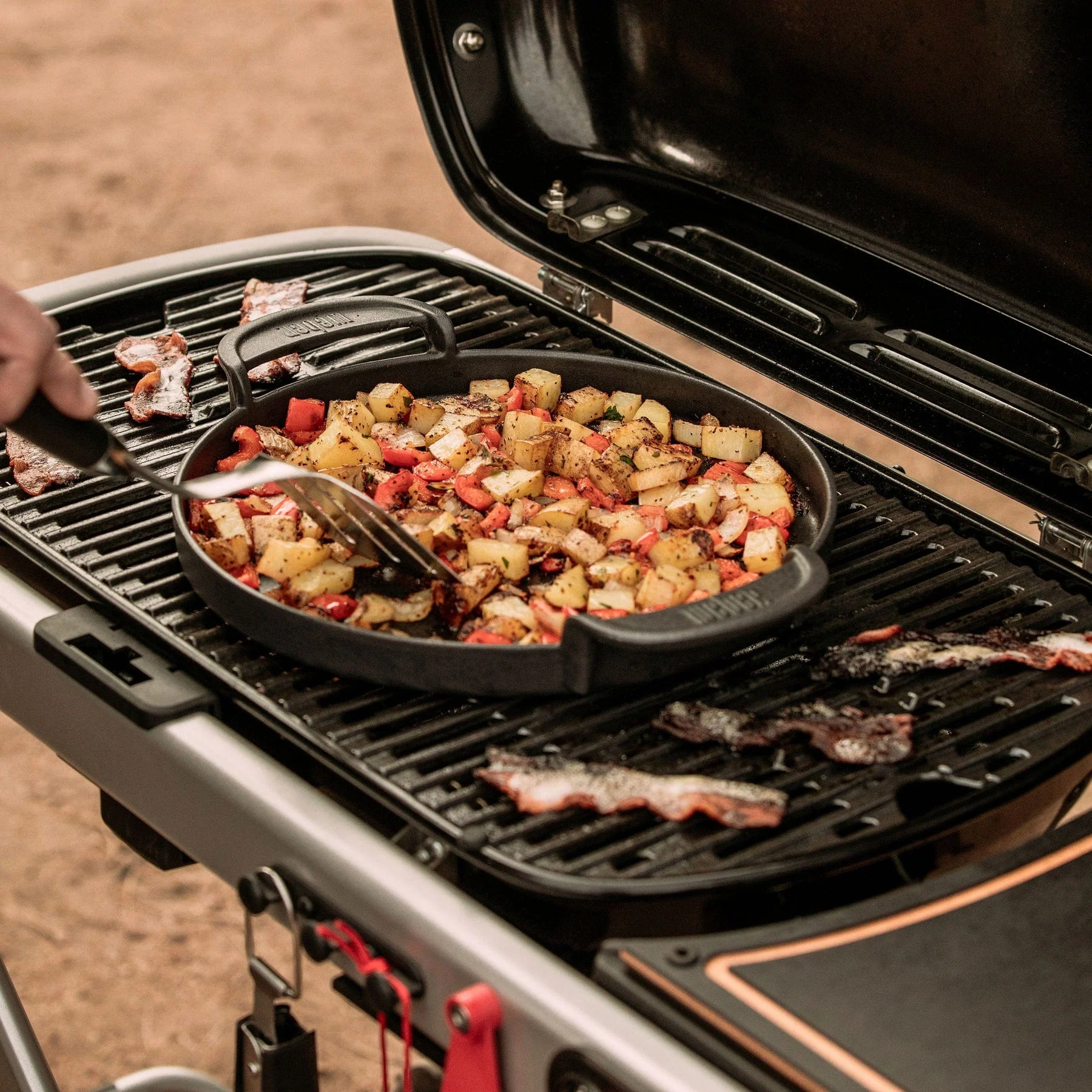Weber Traveler Portable Gas Grill (Black) - Image 6